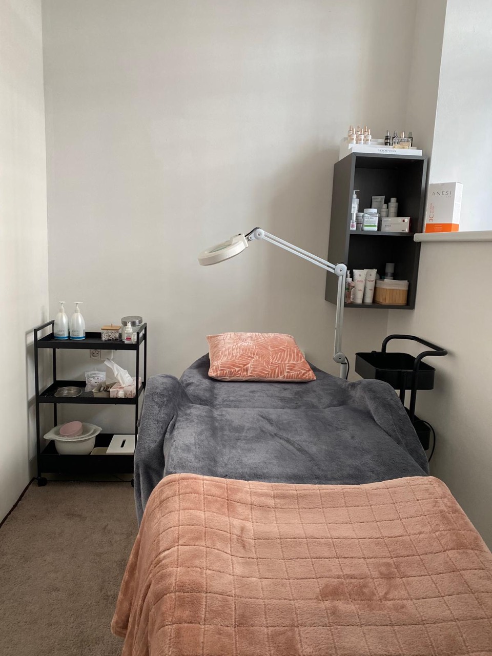 Cosmetology treatment bed